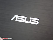 Die Asus Pro Serie fällt daher vergleichsweise schlicht aus.