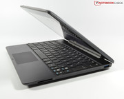 Das Displayscharnier hält das Tablet zwar sicher fest; Letzteres hat aber sehr viel Spiel in der Halterung.