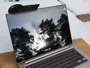 Nachteil gegenüber der Non-Touch-Version: Das Panel spiegelt sehr stark.