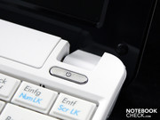 Und das ist der Netzschalter, der wird durch eine blaue LED beleuchtet.