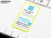 Auf der rechten Handauflage sagt uns ein Aufkleber,