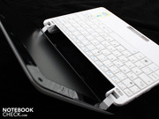 Wer den Akku entnimmt, der kann seinen 1001P mit einem Loch in der Arbeitsumgebung auf dem Tisch platzieren.