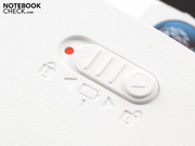 Der Akku wird durch zwei kleine Riegel sicher an seinem Platz fixiert.