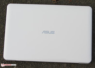 Die Deckelrückseite ist in ein glänzendes Weiß gehüllt.