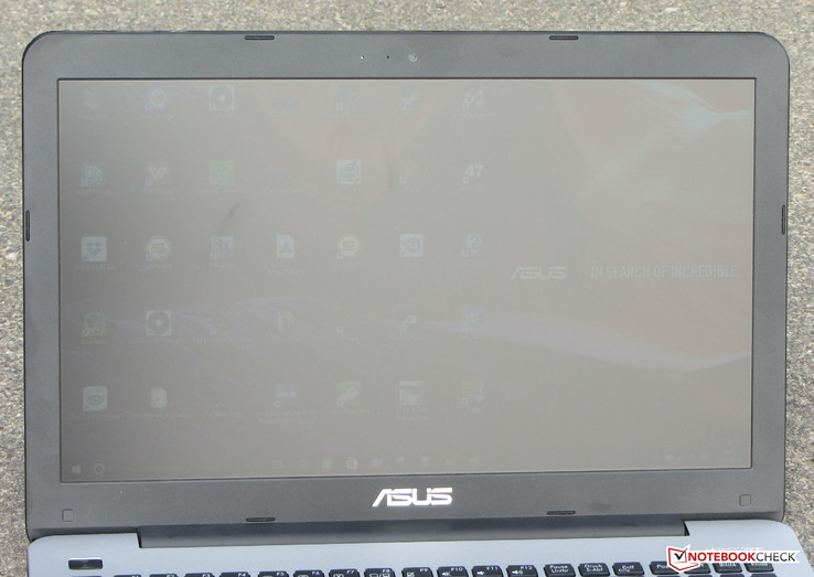 Das F555UB im Freien.