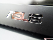 Das Asus-Emblem unter dem Display,...