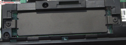 Ein Blech führt die Abwärme der SSD ab.