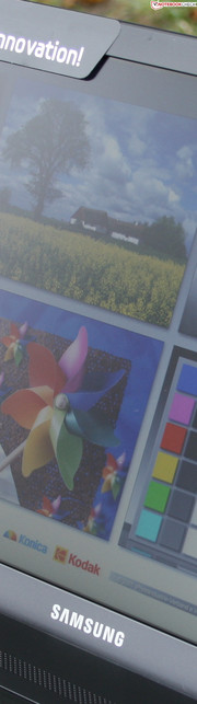 Samsung 305V5A: Das matte und helle Panel ist ein gute Partner auf der Terrasse.