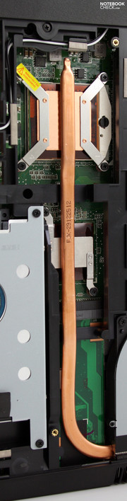 Asus K52JR: Kupfer Heatpipe vom Core i3-350M über die ATI HD5470 zu den Kühlrippen.