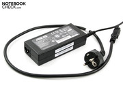 Das 90 Watt Netzteil hat nur ein kurzes Netzkabel dabei. Das wirkt dem Kabelchaos entgegen.