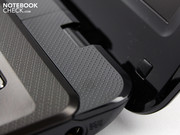 Am Scharnier sind dies ein punktiertes Schwarz und ein strukturiertes Braun.