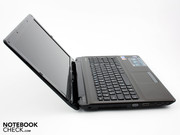 Die abgesenkten Scharniere öffnen die Anzeige gerade soweit, dass ein frontaler Blickwinkel beim Einsatz auf dem Schoß möglich ist.