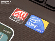 Dezent weisen zwei Aufkleber auf die Hardware-Bestückung hin.