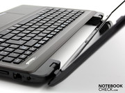 Wer den 15.6-Zoller ständig auf dem Schreibtisch betreibt, der kann den Akku entnehmen, ohne dass die Optik einbüßt.