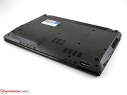 Die Unterseite des Chassis hat zwei Wartungsklappen, einmal für die Festplatte und einmal für den Arbeitsspeicher.