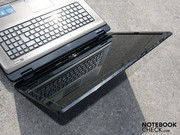 Die 17.3-Zoll Anzeige kann ebenfalls leuchten. Aber leider nicht stark genug,