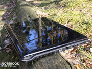 während das Gehäuse im Wesentlichen stabil gebaut ist.