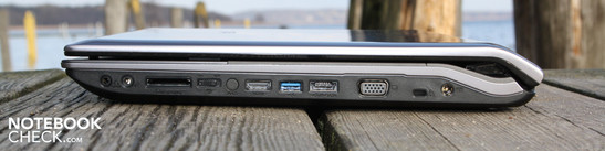 Rechte Seite: Kopfhörer/SPDIF, Mikrofon, Kartenleser, Funk-Schalter, HDMI, USB 3.0, eSATA/USB, VGA, Kensington, AC