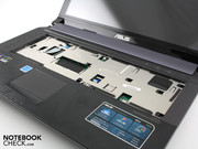 Um diese ab zu nehmen, muss zuerst die Tastatur entfernt werden.