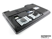 Zum Vorschein kommen zwei Festplattenschächte.