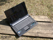 Mit dem wuchtigen 3.45-Kilogramm-Gehäuse ist der 17-Zoller für den mobilen Einsatz tabu.