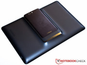 Auf der Tablet-Rückseite wird das...