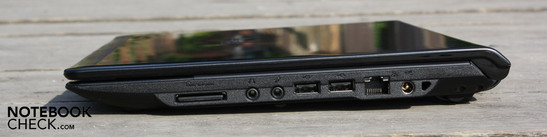 Rechte Seite: Kartenleser, Line-Out, Mikrofon, 2 x USB 2.0, Ethernet, AC, Kensington