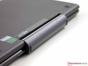 Ein großes und stabil gebautes Gelenk nimmt das Tablet auf.