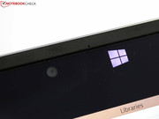 Zwischen Webcam und Windows-Button befindet sich ein Helligkeitssensor (auf beiden Seiten).