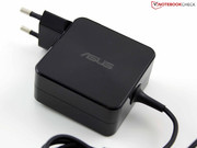 Das handliche Netzteil kommt als Stecker-Lösung daher (187 Gramm).