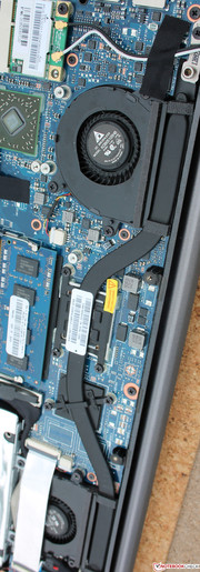 ASUS VivoBook U38N-C4004H: Warum beide Lüfter selbst im Leerlauf ständig hörbar drehen, das können wir uns angesichts der vergleichsweise schwachen Hardware nicht erklären.