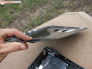 Die Unterschale besteht ebenfalls aus gebürstetem Aluminium.