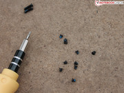 Nach dem Lösen vieler kleiner Schrauben...