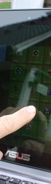 ASUS VivoBook U38N-C4004H: Jetzt mit Touch-Display. Das sorgt leider auch für starke Spiegelungen.