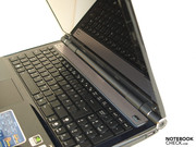 Rechts der Einschaltknopf bootet das Betriebssystem. Vorinstalliert ist Windows Vista Home Premium 32-Bit.