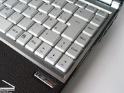 Die Tastatur bietet trotz teils verkleinerter Tasten grundsätzlich guten Tippkomfort,...