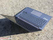 Die Base-Unit ist nur 17 mm hoch – und zwar an der dicksten Stelle inklusive den Standfüßen.