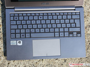 Tastatur mit hartem Anschlag, aber wenig Hub