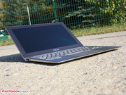 Das UX21E wiegt nur 1.147 Gramm. Damit ist es geringfügig schwerer als das MacBook Air 11 (1.070 Gramm).
