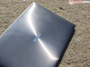 Das Gehäuse ist aus einem Stück Aluminium gefräst und besitzt eine konzentrisch polierte Oberfläche.