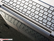 Der kühlende Luftstrom wird über die Tastatur angesaugt und unter dem Scharnier herausgeblasen.