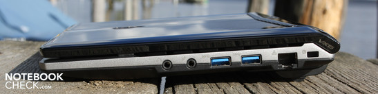Rechte Seite: Line-Out, Mikrofon, 2 x USB 3.0, Ethernet, Kensington