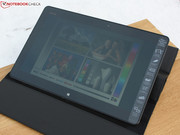 Drastisch ab fällt zum Glück nicht die Helligkeit im Akkubetrieb. Wir messen immer noch 377 d/m².