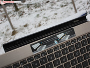 Dadurch wippt der „Deckel“ im Notebook-Modus beim Anheben stark.