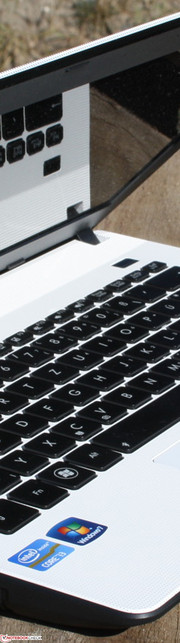 Asus X301A: Das Display ist leider nicht entspiegelt, die Tastatur tippt sich schwammig.