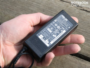 Das 90 Watt Netzteil ist relativ groß, wiegt aber nur 221 Gramm.