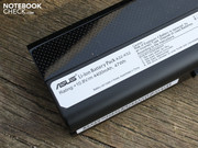 Er bringt eine Kapazität von 47 Wh (4.400mAh) mit, das reicht für drei Stunden Laufzeit (WLAN-Surfen).