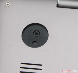 Unter den hinteren Gummifüßen verbergen sich Schrauben.