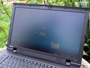 Matter Business-tauglicher Bildschirm - für den Außeneinsatz würde man sich aber etwas mehr Helligkeit wünschen.