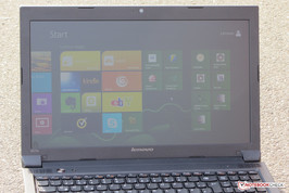 Das Lenovo B575e im Freien.